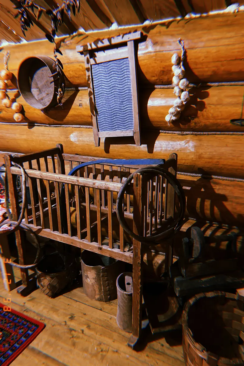 Детская люлька, стиральная доска и корзины