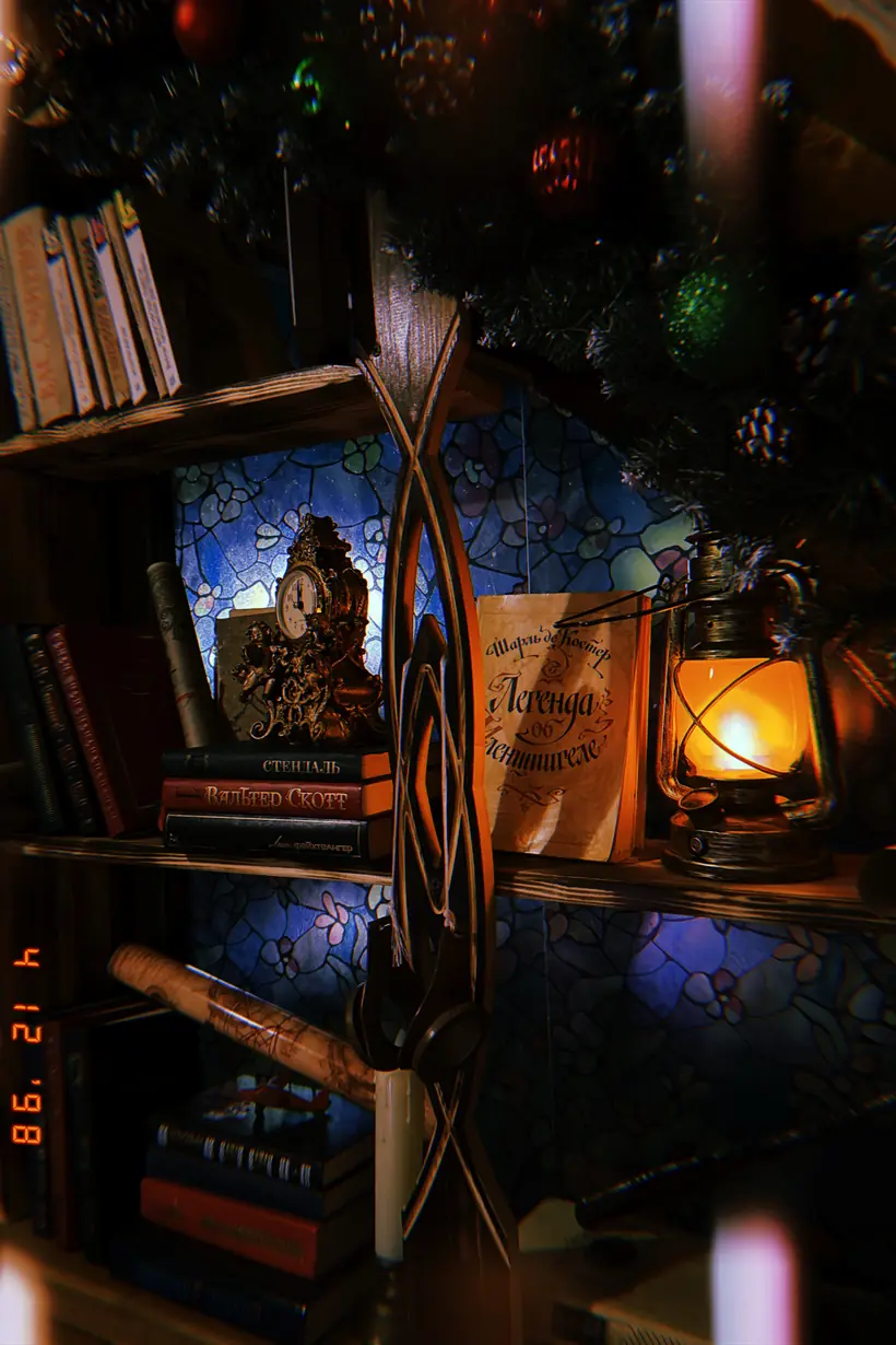 Полка с книгами, часами и керосиновой лампой